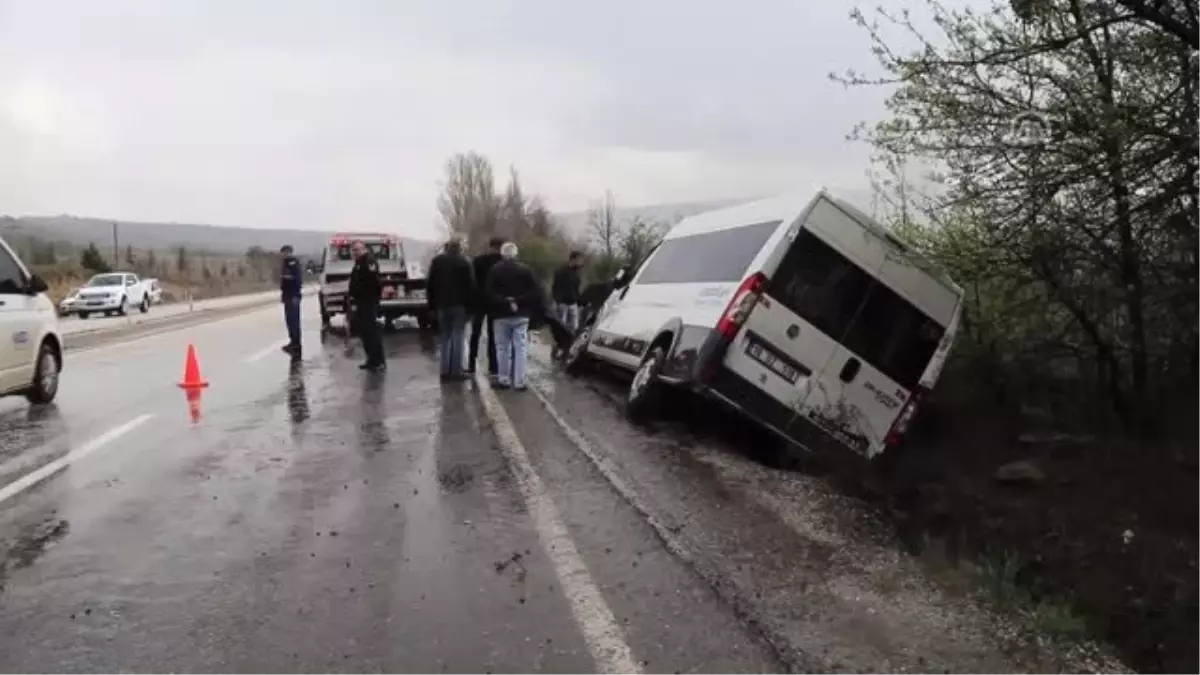 Sporcuları Taşıyan Araç Devrildi: 15 Yaralı