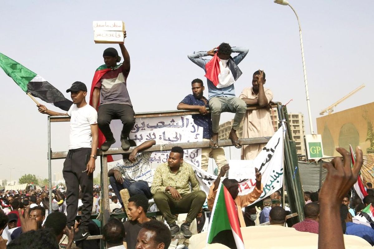 Sudan\'da Askeri Konsey, Eski Hükümet Üyelerini Tutukladı