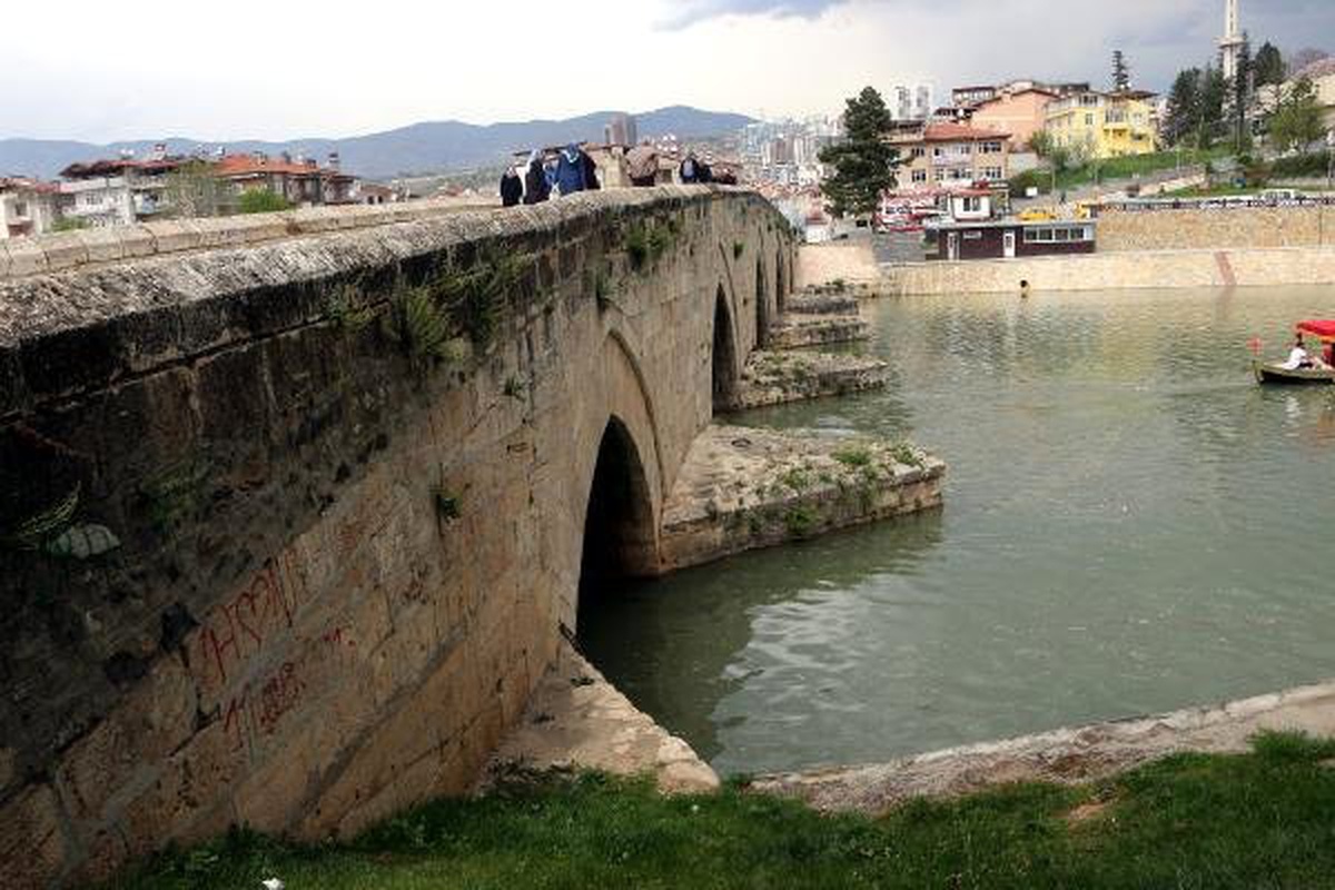 Tarihi Köprüdeki Sprey Boyalı Yazılar Tepki Çekti