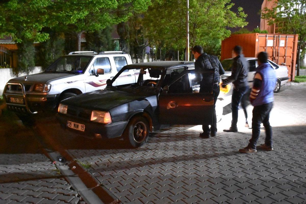 Turgutlu\'da Otomobile Ateş Açıldı: 1 Yaralı