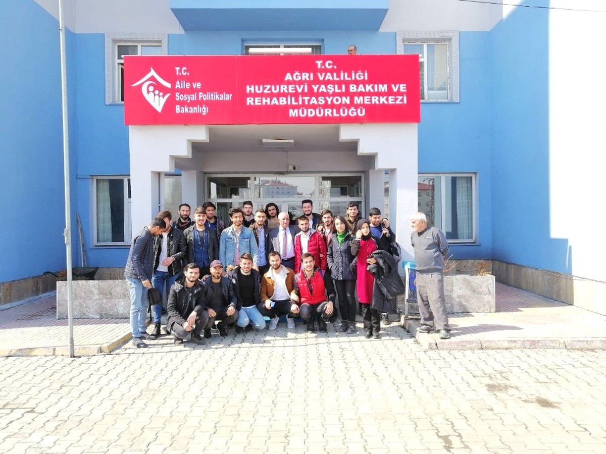 Üniversite Öğrencileri Çocuk Evleri Sitesinde ve Huzurevinde Etkinlikler Düzenledi
