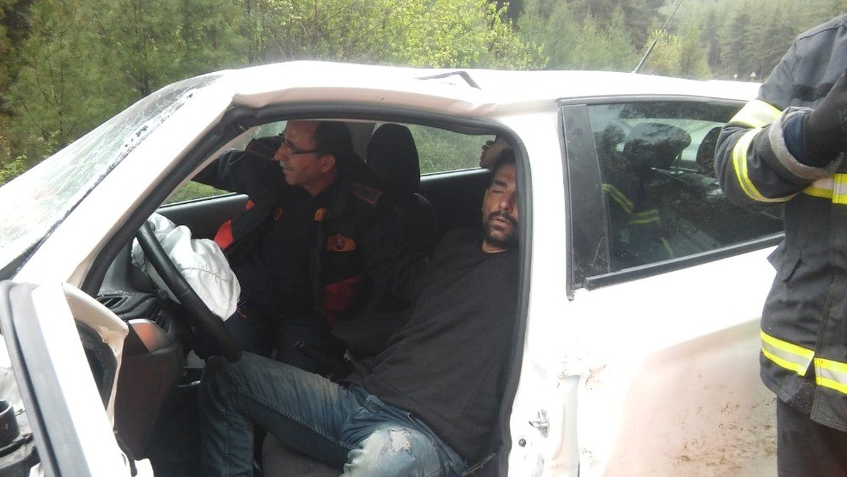 Yağışlı Havada İki Otomobil Kafa Kafaya Çarpıştı: 2 Yaralı