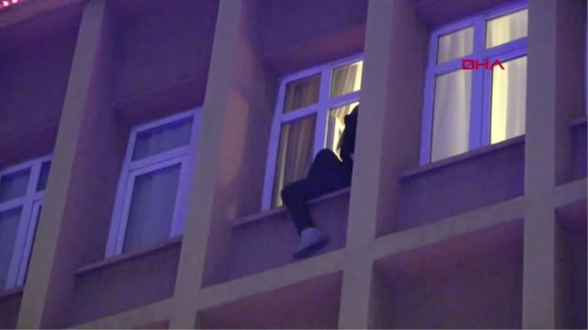 Adana Pencereye Çıkan Kadını Görenler, Cep Telefonuna Sarıldı
