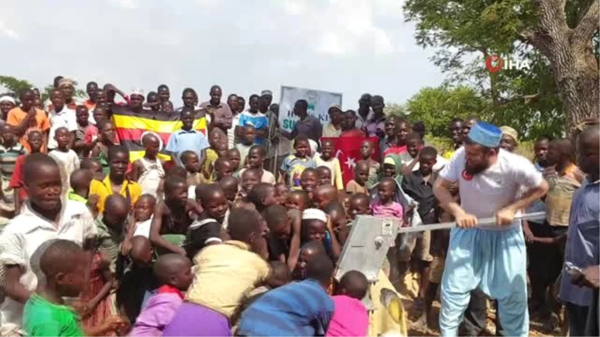 Afrika\'da Suyu Gören Çocukların Sevinci Duygulandırdı