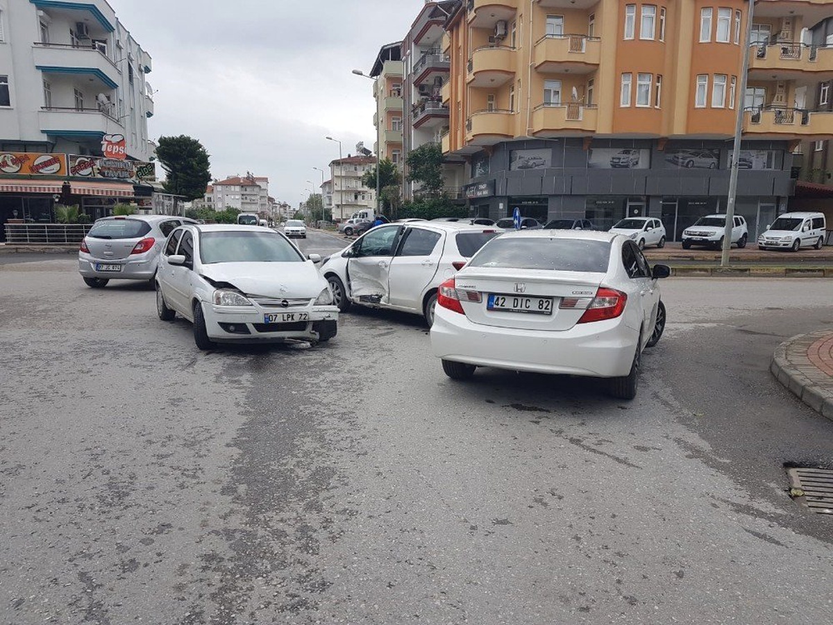 Antalya\'da 3 Araçlı Zincirleme Trafik Kazası: 1 Yaralı