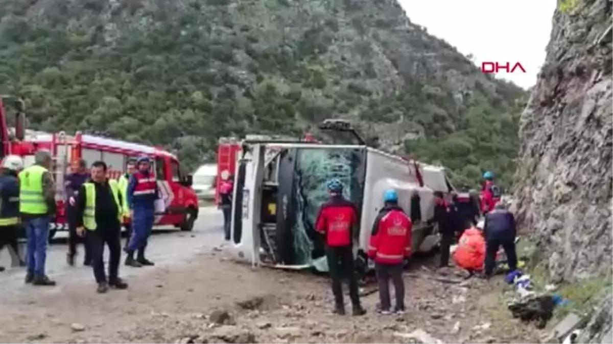 Antalya\' da Midibüs Devrildi Ölü ve Yaralılar Var -1