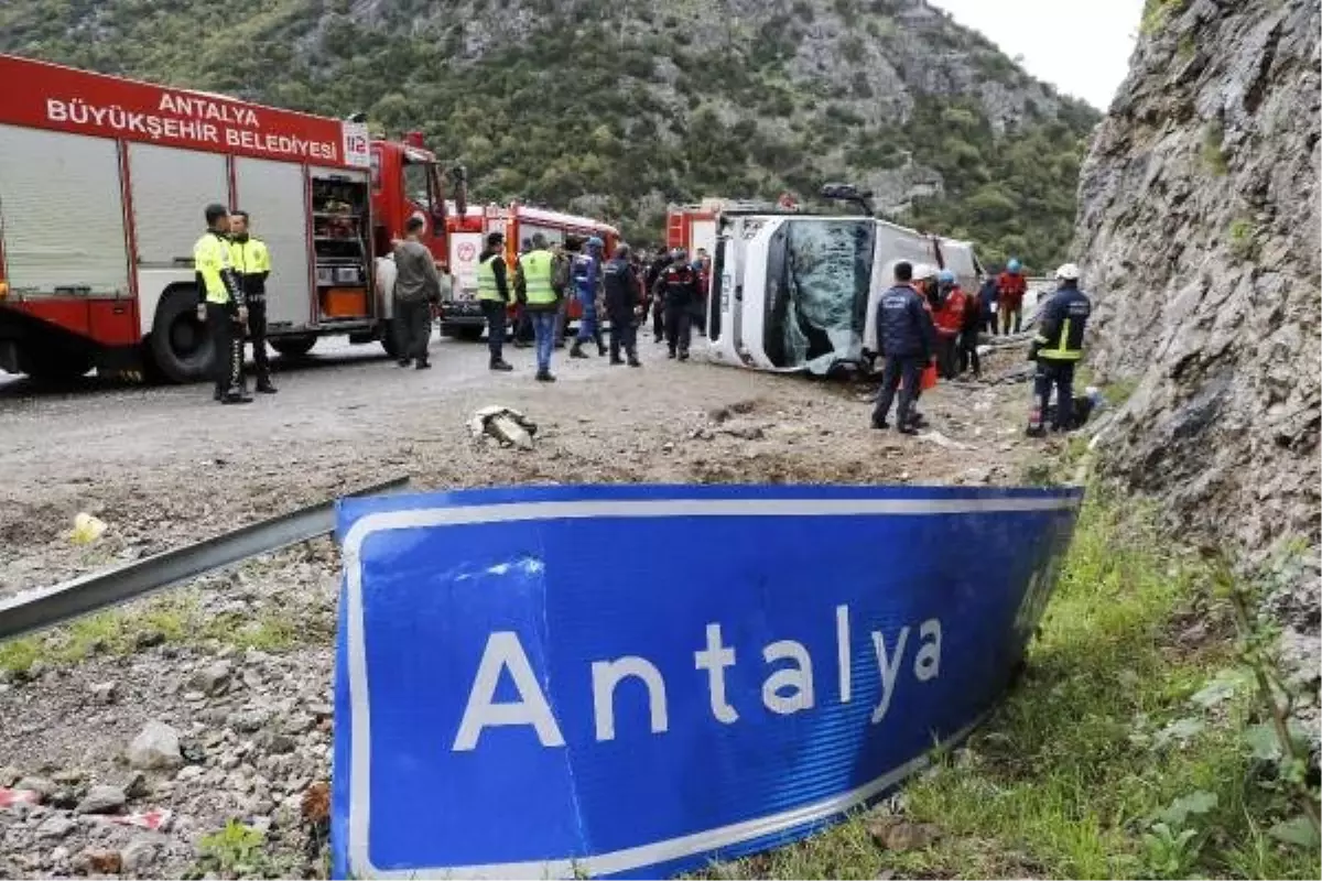 Antalya\'da Sporcuları Taşıyan Midibüs Devrildi: 3 Ölü, 17 Yaralı (2) - Yeniden