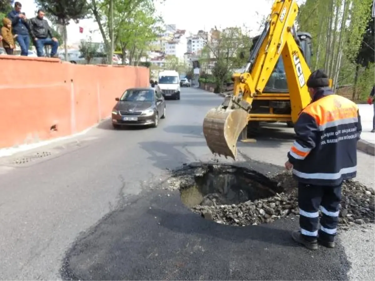 Ataşehir\'de Yol Çöktü