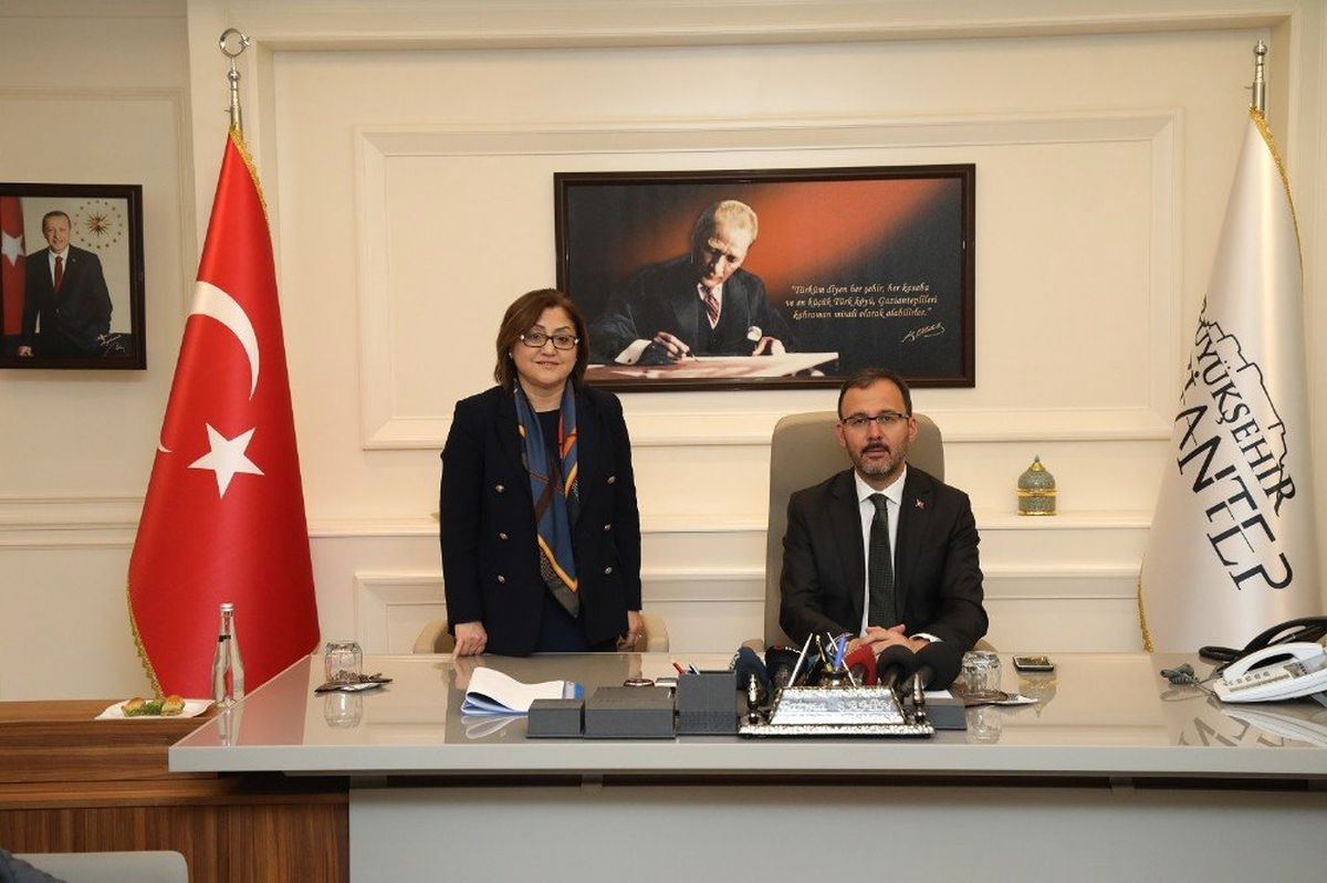 Bakan Kasapoğlu\'ndan Fatma Şahin\'e Hayırlı Olsun Ziyareti