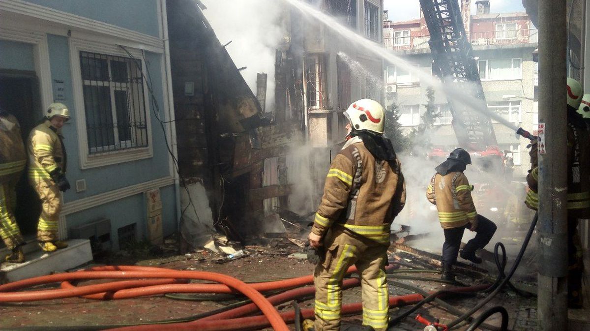 Beyoğlu\'nda 3 Katlı Metruk Bina Böyle Çöktü