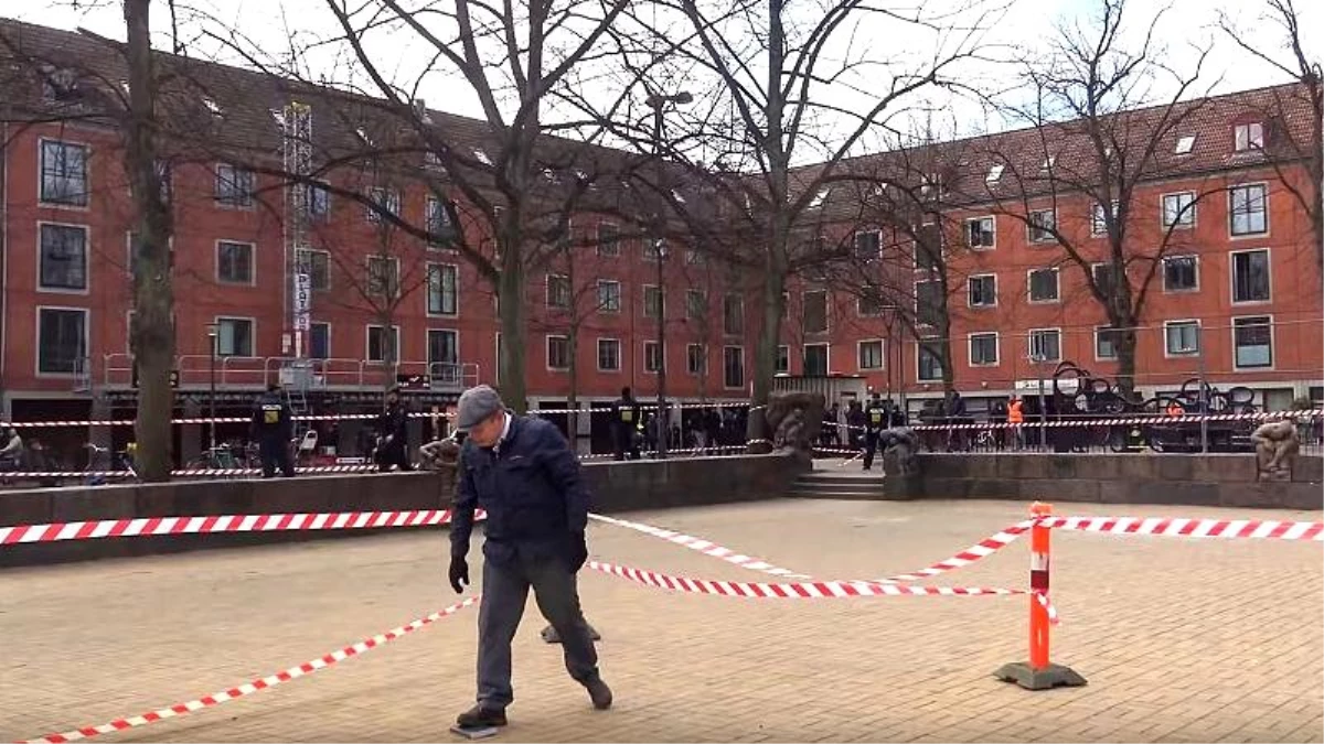 Danimarkalı Siyasetçi Polis Korumasında Kur\'an\'ı Ayağının Altına Aldı, Ülke Karıştı