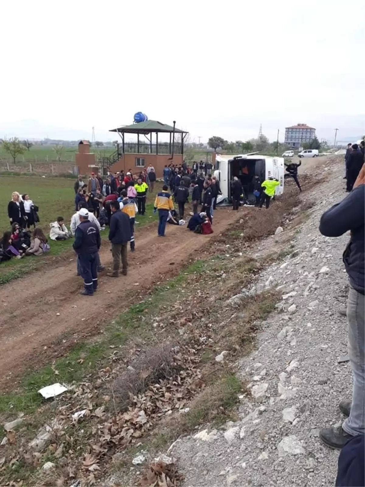 Denizli\'de Öğrencileri Taşıyan Otobüs Devrildi: 20\'den Fazla Yaralı