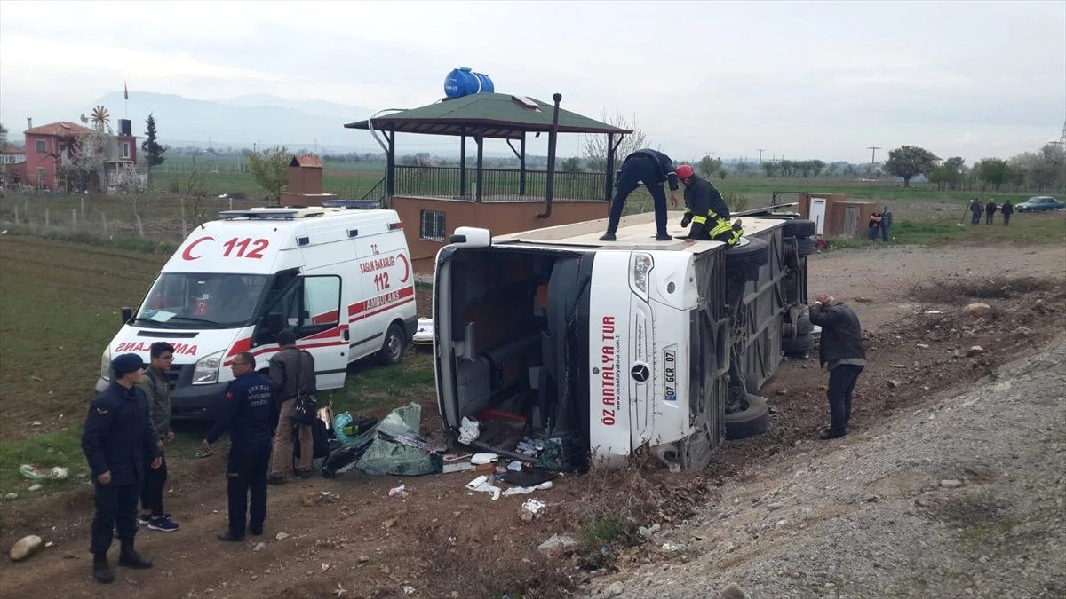 Denizli\'de Öğrencileri Taşıyan Otobüs Devrildi: 15 Yaralı