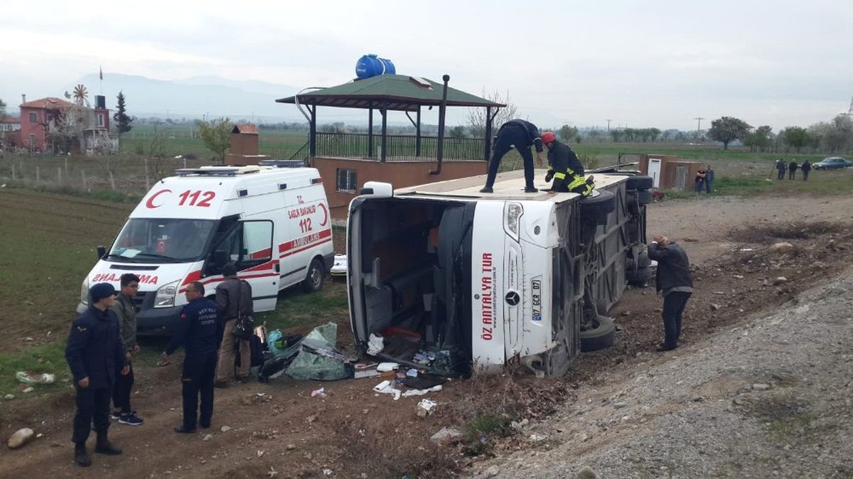 Denizli\'de Öğrencileri Taşıyan Otobüs Devrildi: 34 Yaralı