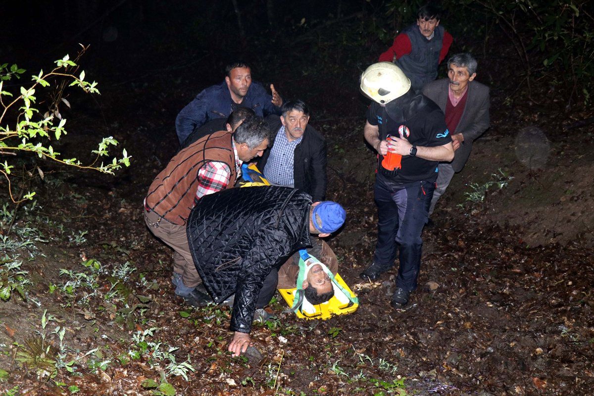 Devrilen Otomobilde Sıkışan Sürücüyü İtfaiye Ekipleri Kurtardı