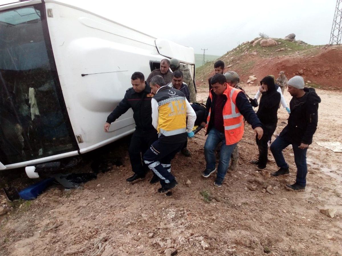 Diyarbakır\'da Yolcu Midibüsü Devrildi: 1\'i Ağır 13 Yaralı