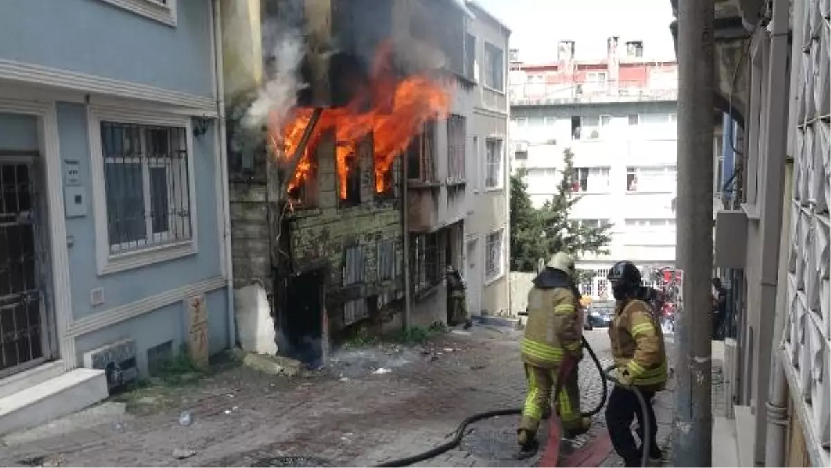 Ek Fotoğraflar//beyoğlu\'nda Metruk Bina Yangın Sırasında Çöktü