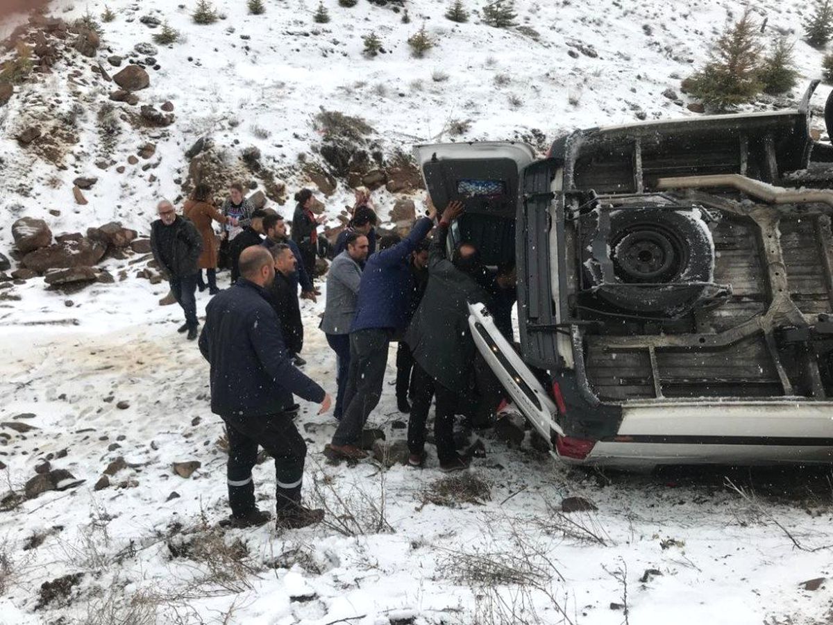 Erciyes\'te Yolcu Minibüsü Şarampole Devrildi: 3 Yaralı