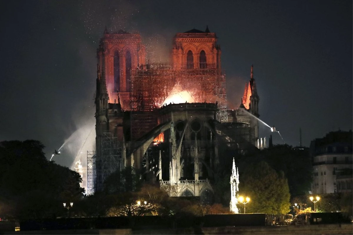 Fransa\'da "Notre Dame" Yangını Tüm Dünyayı Üzdü