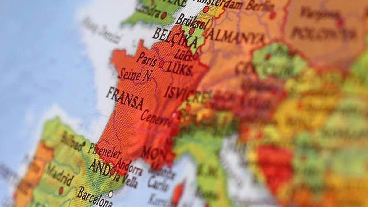 Fransa\'da Üç Caminin Duvarına İslam Karşıtı Yazılar Yazıldı