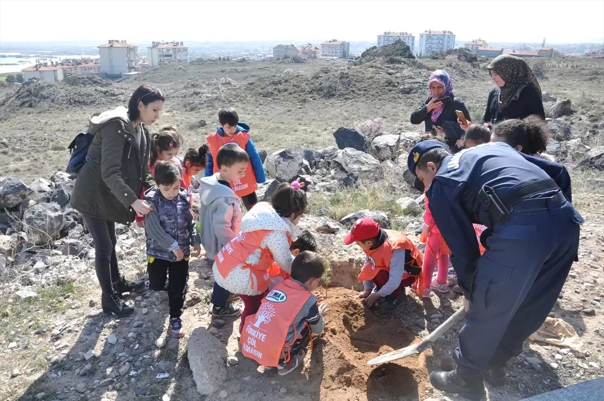 Gülşehir\'de Anaokulu Çocukları Fidan Dikti