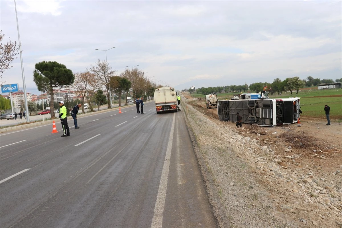 Güncelleme - Denizli\'de Öğrencileri Taşıyan Otobüs Devrildi: 34 Yaralı