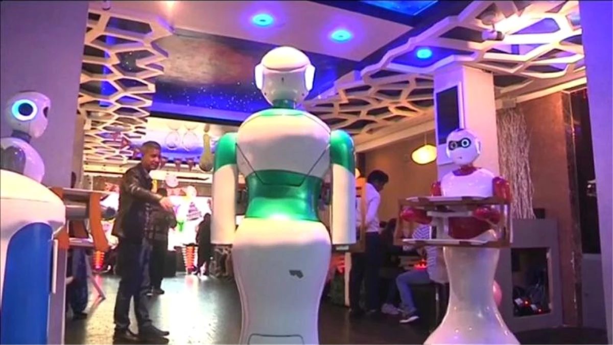 Güney Asya\'nın İlk Robot Garsonlu Restoranı Hizmette