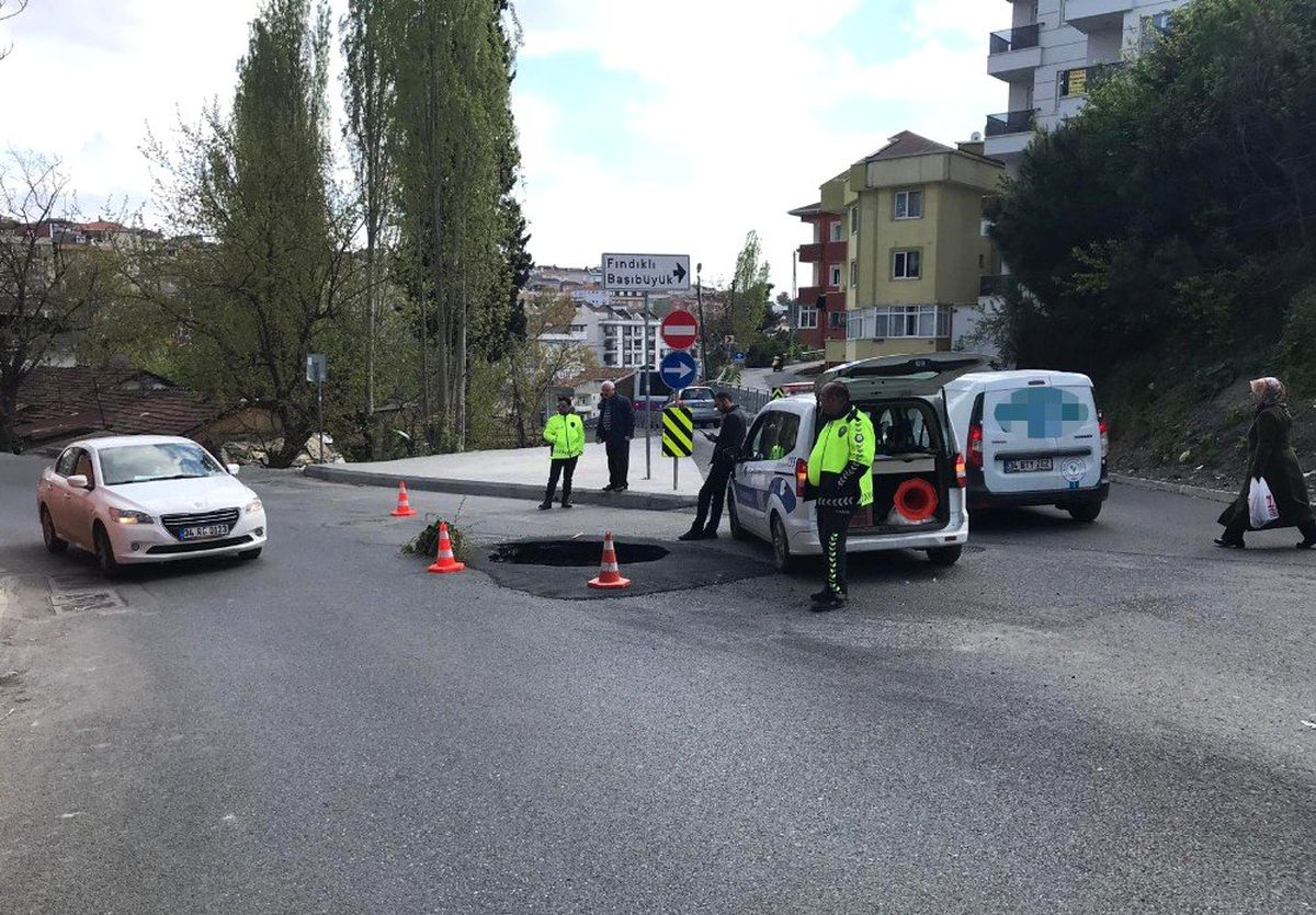 İçerenköy\'de Yol Çöktü