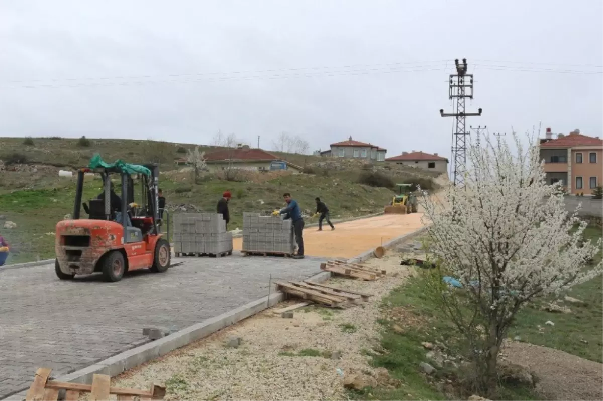 İnönü\'de İki Mahalledeki Kilit Taşı Çalışmaları Devam Ediyor