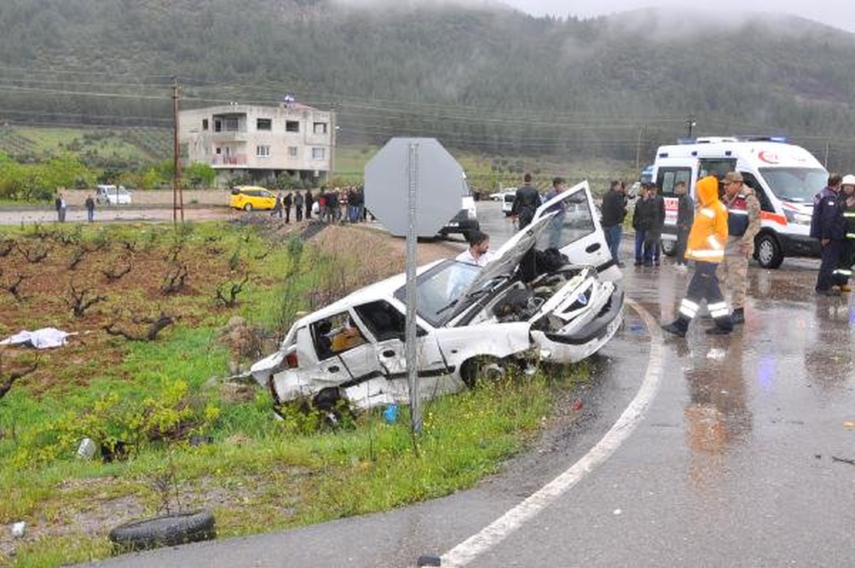 İslahiye\'de Otomobiller Çarpıştı: 4 Ölü, 12 Yaralı (2) - Yeniden