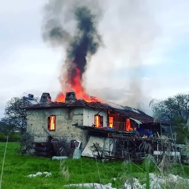 Kaş’ta Ahşap Ev Yangında Kül Oldu Son Dakika