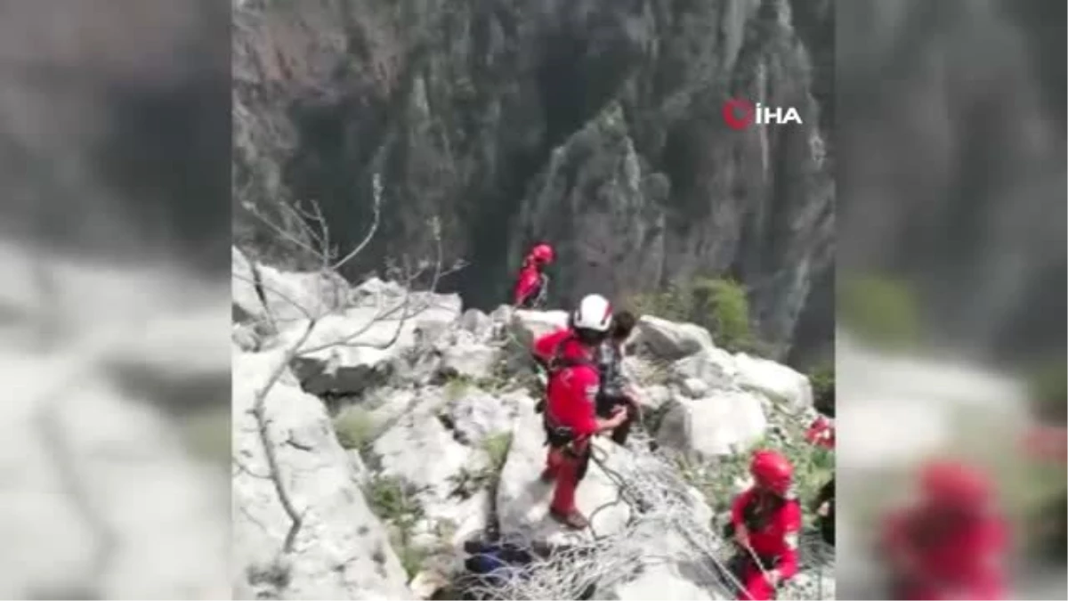 Kayalıklarda Mahsur Kalan 3 Keçi, 6 Saatlik Operasyonla Kurtarıldı