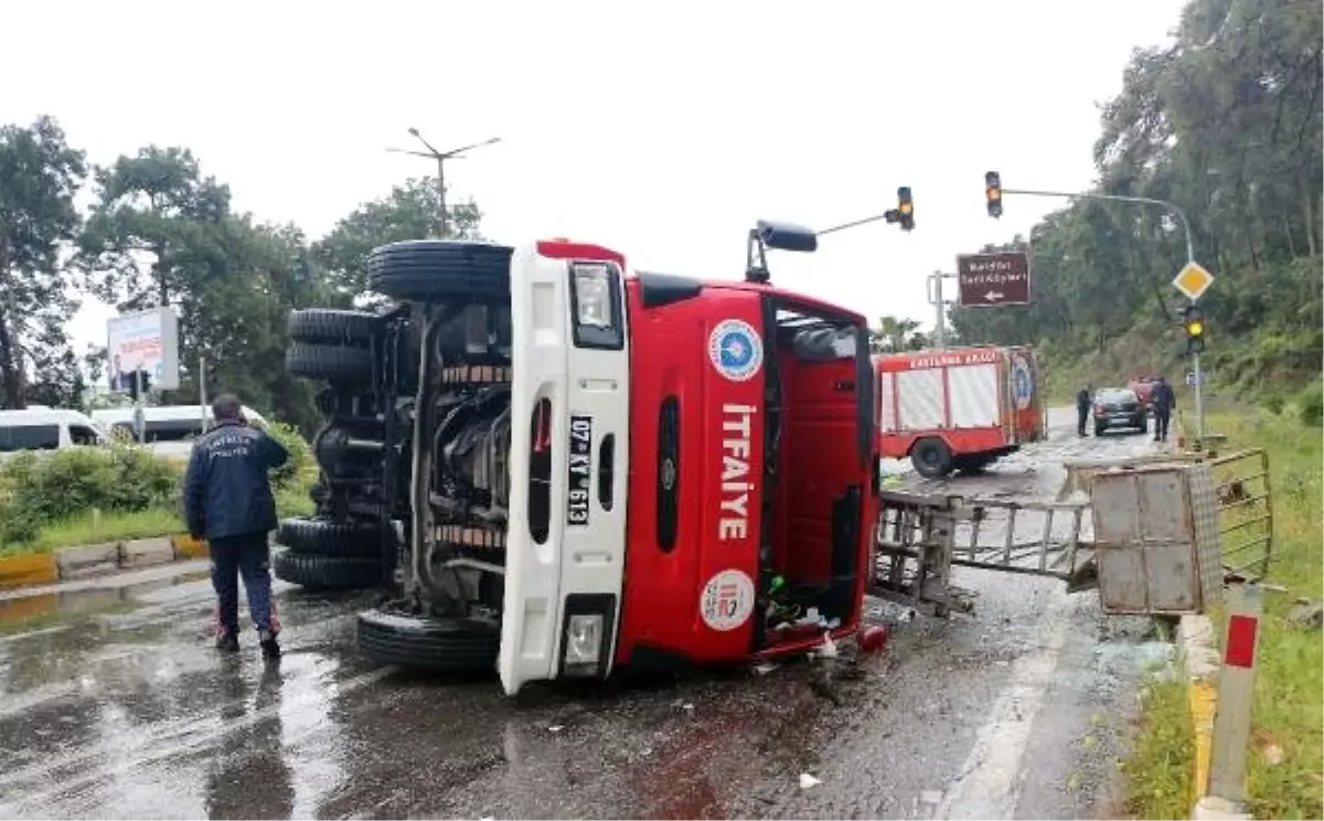 Kemer\'de Kazaya Giden İtfaiye Aracı Devrildi: 3 Yaralı