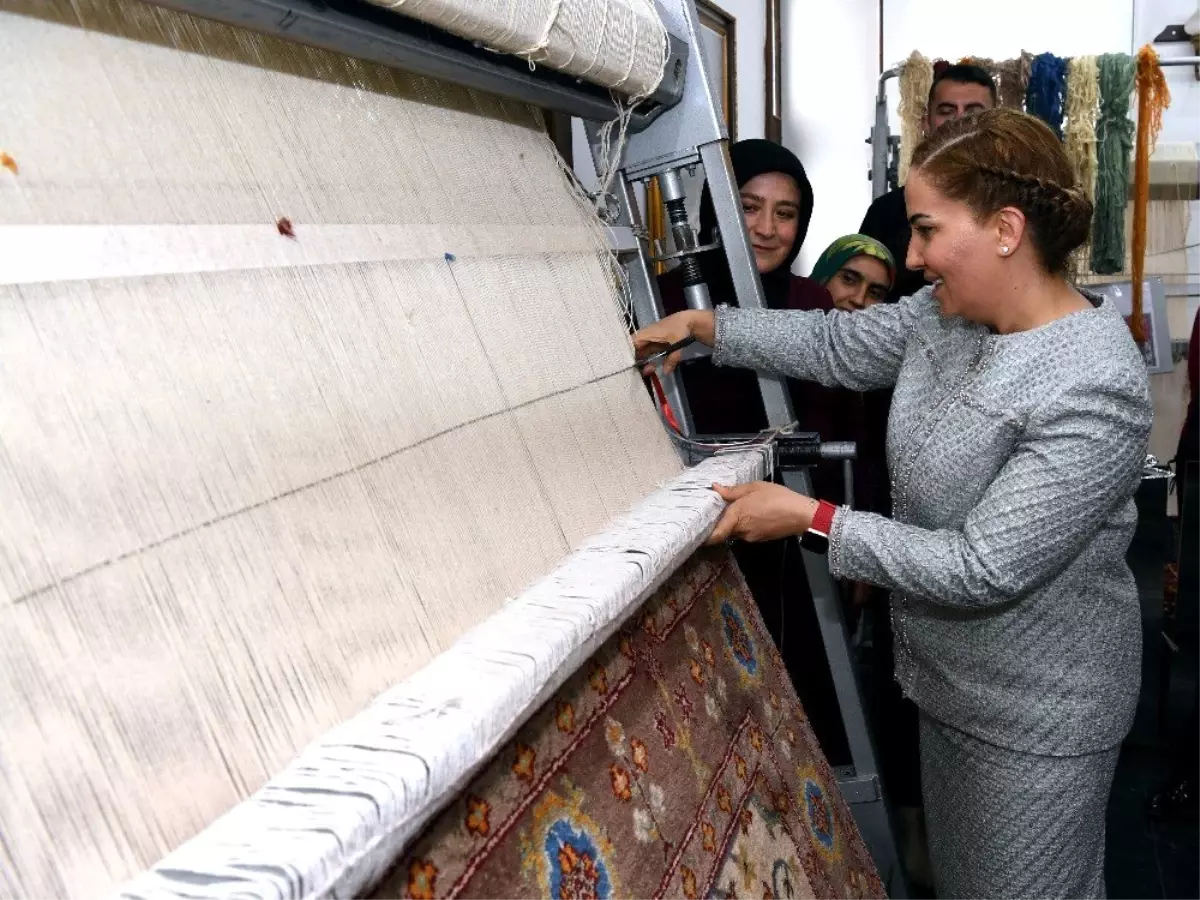 Kilim Evinde Dokunan İlk Halıyı Tezgahtan Vali Kocabıyık Aldı