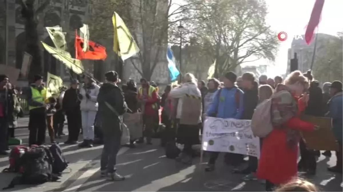 Londra\'da Çevrecilerden İklim Değişikliği Protestosu