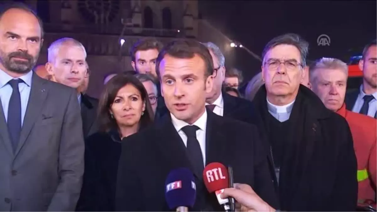 Macron: "Notre Dame Katedrali\'ni Birlikte Yeniden İnşa Edeceğiz"