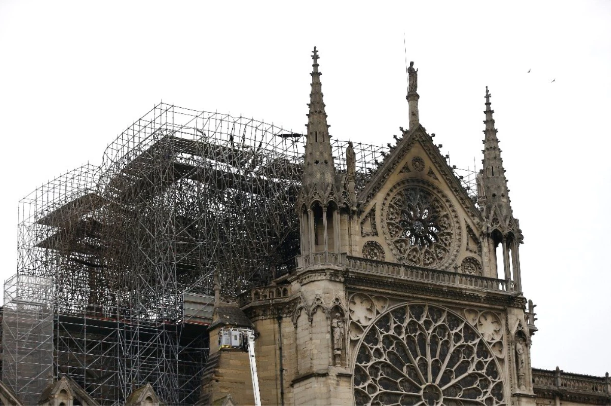 Macron: "Notre-Dame Katedrali\'ni Yeniden İnşa Edeceğiz"