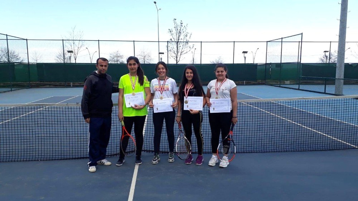 Mehmet Kemal Dedeman Ortaokulu Yıldız Kızlar Tenis\'te Türkiye Finallerinde