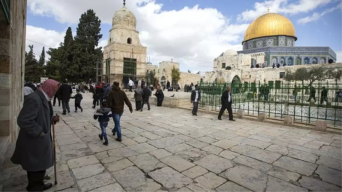 Notre Dame\'ın Alevlere Teslim Olduğu Saatlerde Mescid-i Aksa\'da da Küçük Çaplı Bir Yangın Çıktı