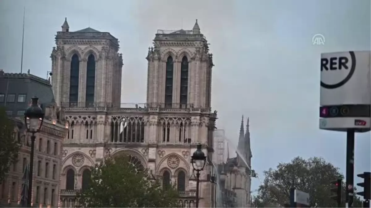 Notre Dame Katedrali\'nde Yangın (5)