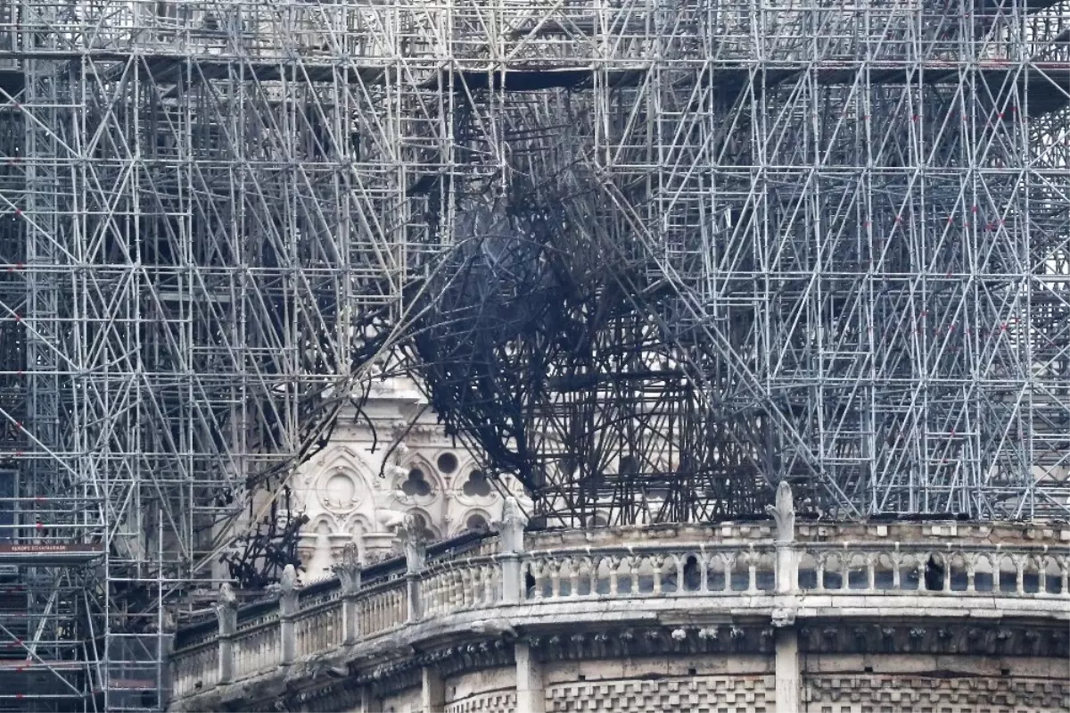 Notre Dame Katedrali\'ndeki Yangın 8,5 Saatte Söndürülebildi