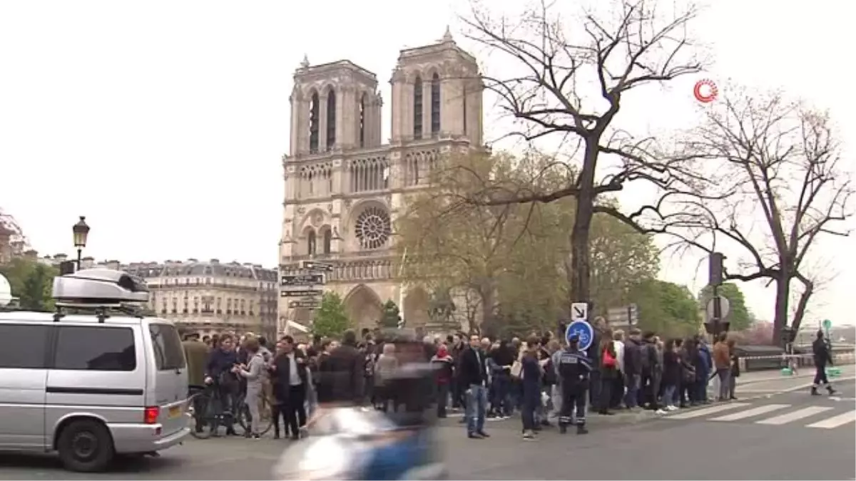 Notre Dame Katedrali\'ndeki Yangın 8,5 Saatte Söndürülebildi- Yangın Tamamen Kontrol Altına Alındı