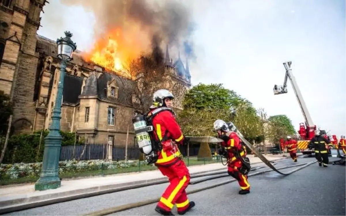 Notre Dame Katedrali\'ndeki Yangını İtfaiye Böyle Görüntüledi