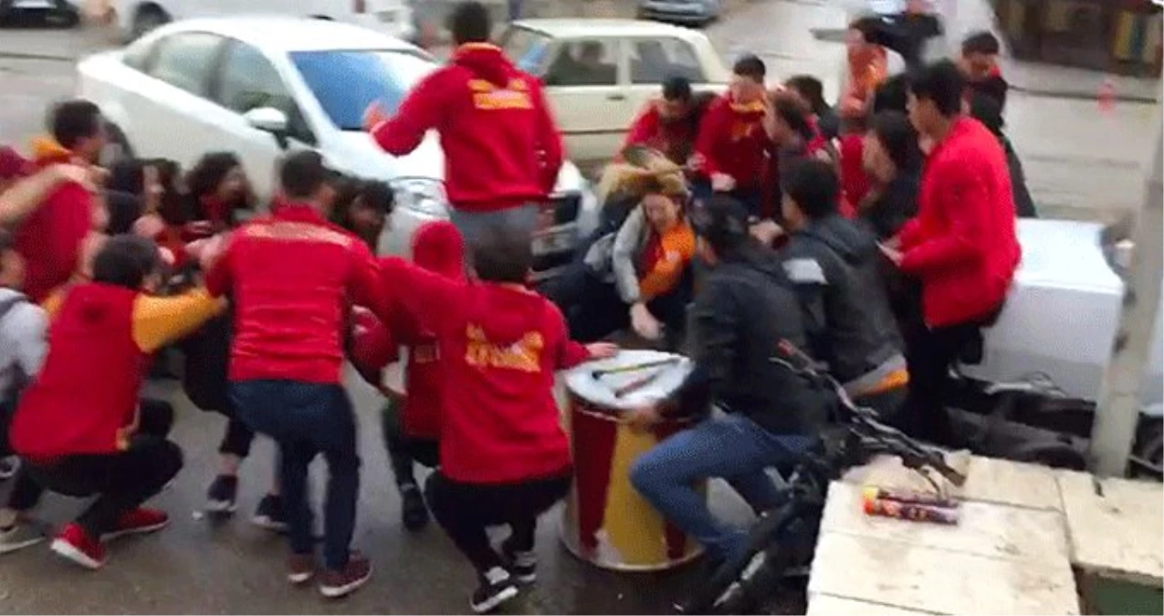 Otomobil, Galatasaraylı Taraftarların Arasına Daldı!