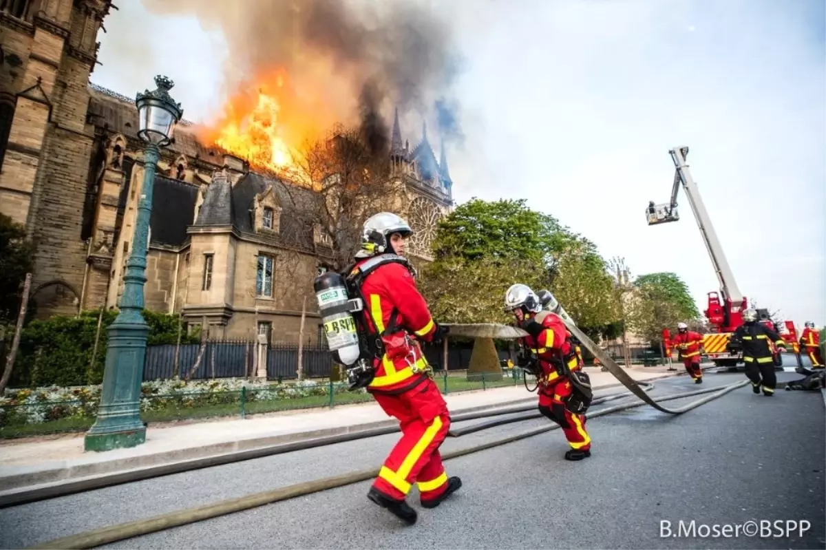 Paris İtfaiyesi Alevlere Böyle Müdahale Etti