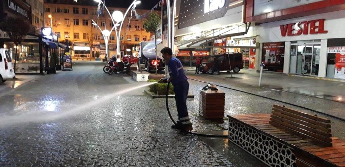 Rize\'de Sokaklar Köpükle Yıkanıyor
