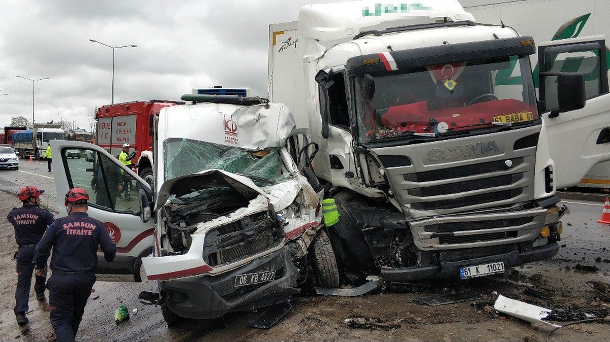 Samsun\'da Tır Cenaze Aracına Çarptı: 2 Yaralı