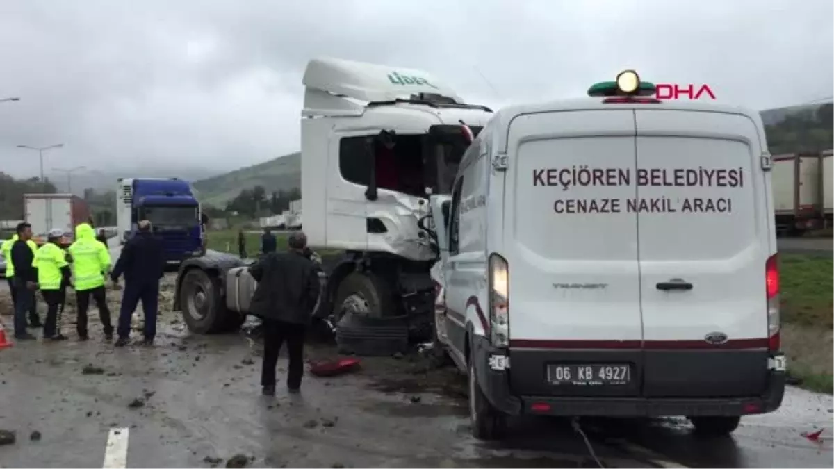 Samsun Karşı Şeride Geçen Tır, Cenaze Nakil Aracına Çarptı 2 Yaralı