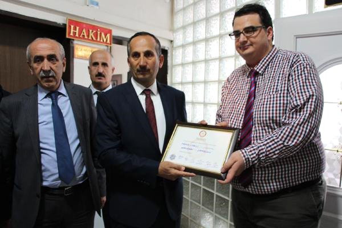 Şemdinli\'de AK Parti\'li Saklı, Mazbatasını Aldı