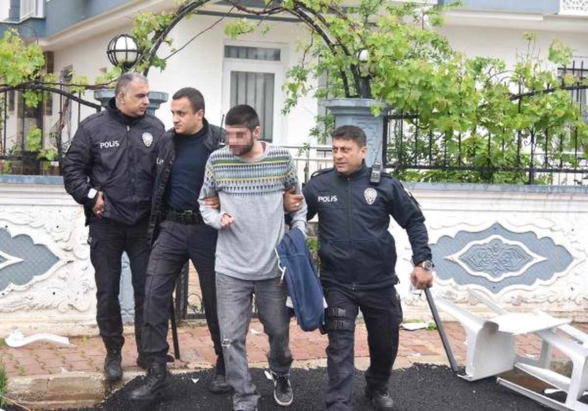 Sinir Krizi Geçirince Eşyaları Balkondan Attı